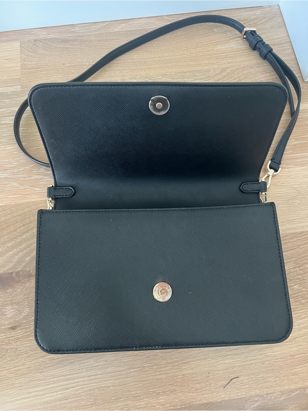 Kate Spade black leather flap crossbody with gold hardware - Picture 5 of 6